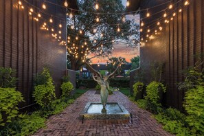 Exterior detail - Luxury 3-bed loft featuring king & queen beds, leather sectional, smart TV, resort pool, and private patio access. (Dallas)