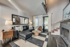 Smart TV, chimenea y oficina 