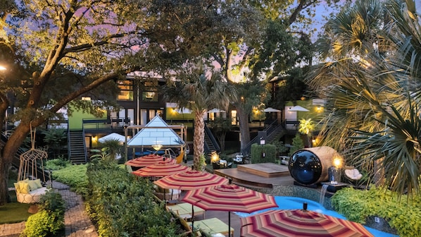 Outdoor dining - Spacious loft with resort pool, courtyard, and prime Dallas location. (Dallas)