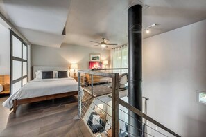 2 bedrooms, iron/ironing board, travel crib, free WiFi - Spacious loft with resort pool, courtyard, and prime Dallas location. (Dallas)