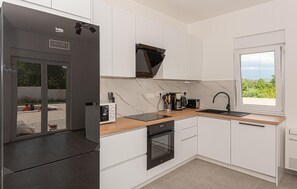 Fridge, oven, stovetop, dishwasher - Awesome home in Bilice with WiFi (Bilice)