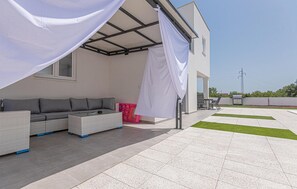 Outdoor dining - Awesome home in Bilice with WiFi (Bilice)