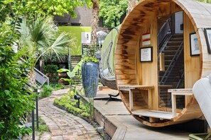 Property grounds - Spacious 2-story loft with king suite, fireplace, and resort-style amenities. (Dallas)