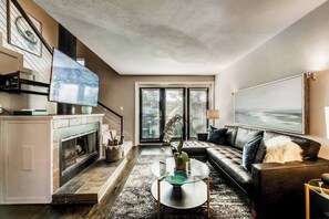 Smart TV, fireplace, smart speakers, offices - Elegant 2-story loft with king suite, fireplace, and resort-style amenities. (Dallas)