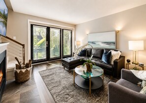 Smart TV, fireplace, smart speakers, offices - Spacious 2-story loft with king suite, fireplace, and resort-style amenities. (Dallas)
