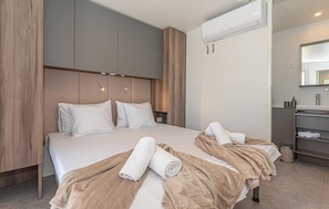 2 bedrooms, travel cot, free WiFi, bed sheets