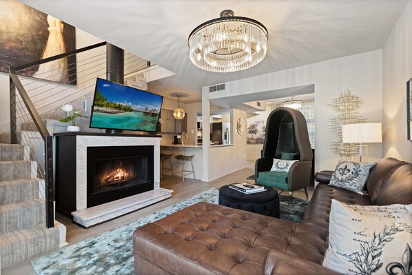 Smart TV, chimenea y oficina 