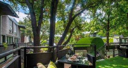 Charming 2-story loft with dual king bedrooms near Historic Swiss Ave.