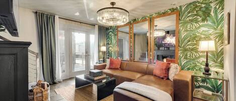 Télévision, cheminée, espaces bureaux