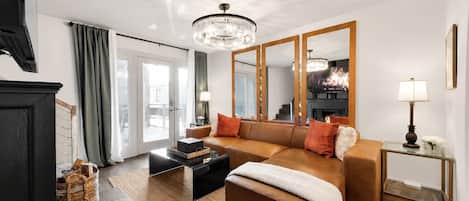 Smart TV, chimenea y oficina