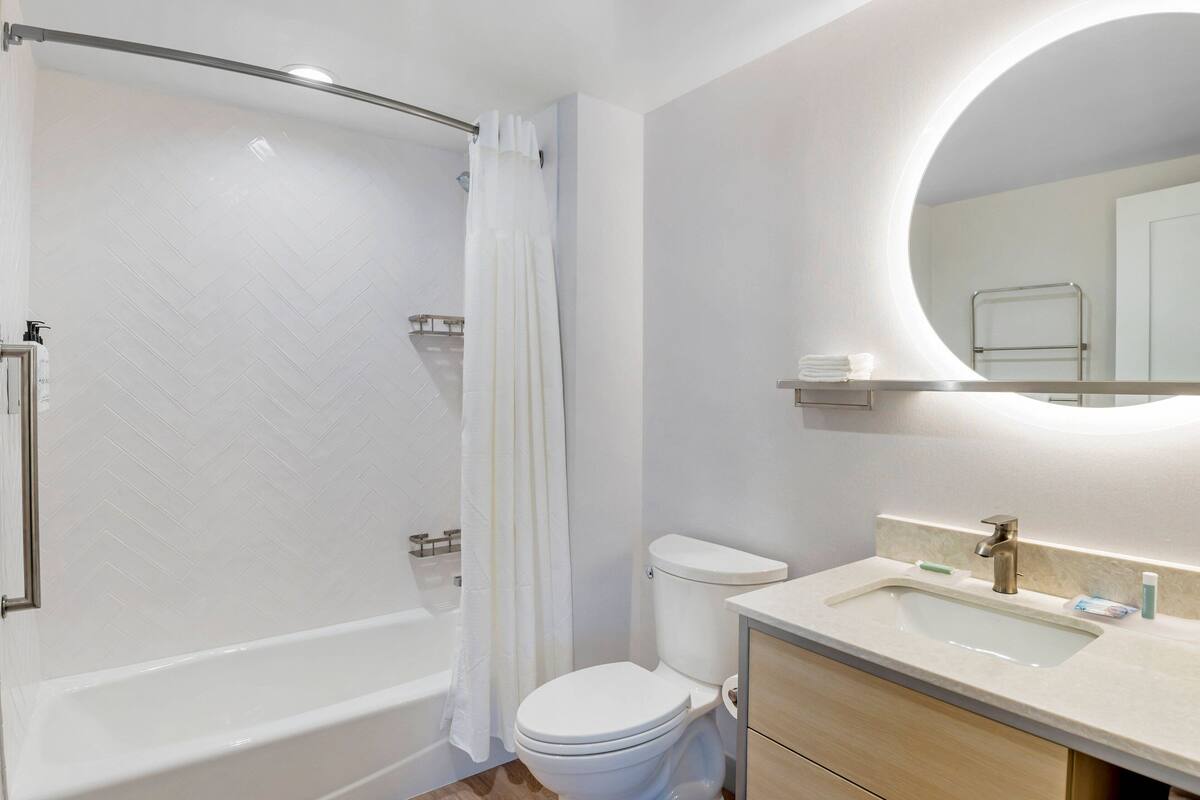 Une salle de bain moderne avec une baignoire, des toilettes et un lavabo.