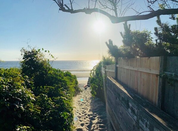 Sun loungers, beach towels - Perfect Beach Bliss Cottage with Best Sunsets and Steps Away from Beach! (Cape May)