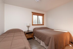 3 bedrooms, WiFi, bed sheets - Evergreen Cabin Rental (Valemount)