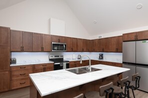 Private kitchen - Evergreen Cabin Rental (Valemount)