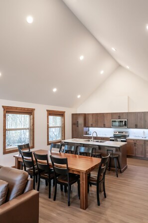 Private kitchen - Evergreen Cabin Rental (Valemount)