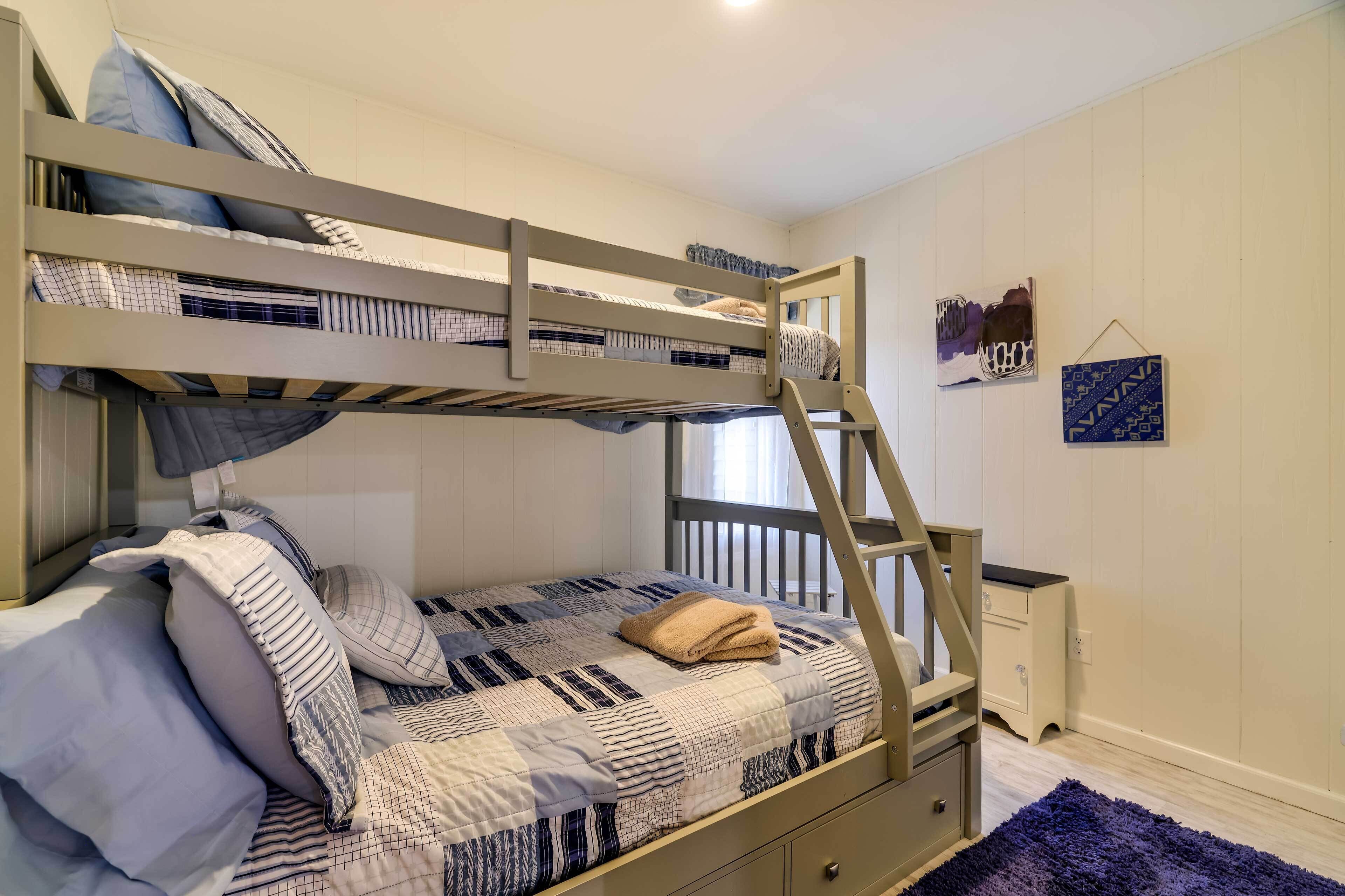 Long Pond Vacation Rental on Pine Tree Lake!