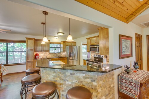 Dog-Friendly Wills Point Home w/ Grill on 10 Acres