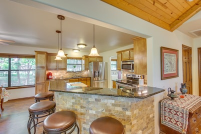 Dog-Friendly Wills Point Home w/ Grill on 10 Acres