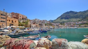 Une ville côtière dotée d’un port de plaisance, de bateaux et de bâtiments qui bordent le front de mer.