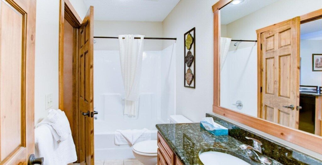 Ein Badezimmer mit Dusche, Toilette und Waschbecken.