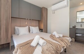 2 bedrooms, travel cot, free WiFi, bed sheets