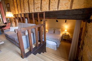 1 dormitorio, escritorio, tabla de planchar con plancha y cuna de viaje