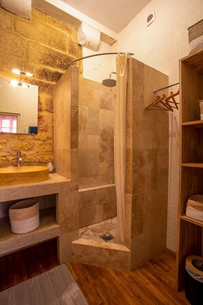 Dusche, Haartrockner, Handtücher, Seife