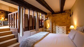 1 chambre, bureau, fer et planche à repasser, lit parapluie