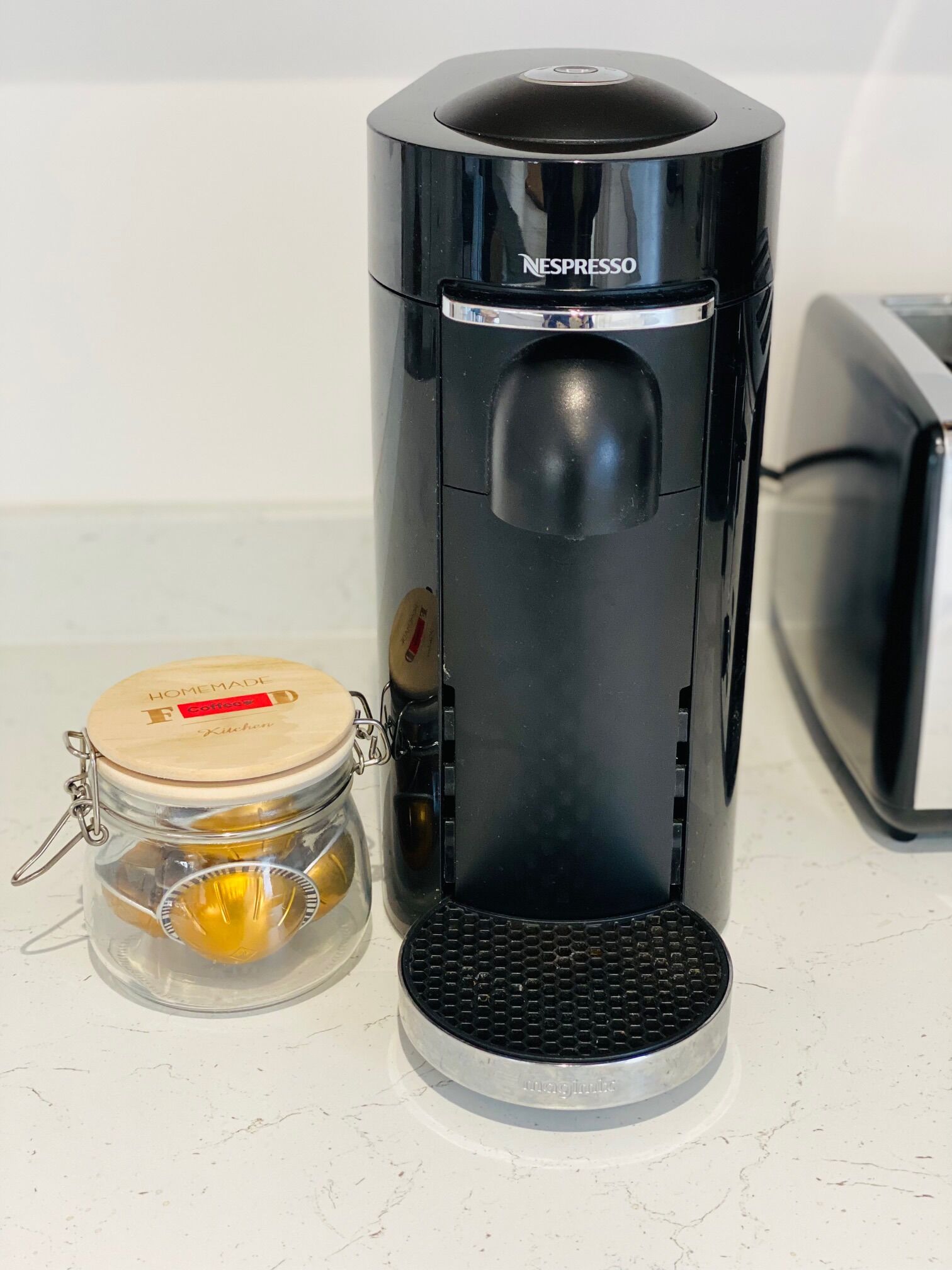 Cosy 2 bedroom detached home in Bromley with secure off-street parking