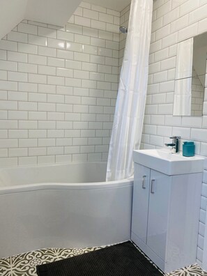 Douche, sèche-cheveux, serviettes fournies, savon