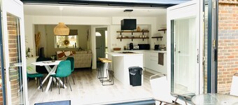 Cosy 2 bedroom detached home in Bromley with secure off-street parking