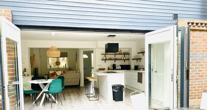 Cosy 2 bedroom detached home in Bromley with secure off-street parking