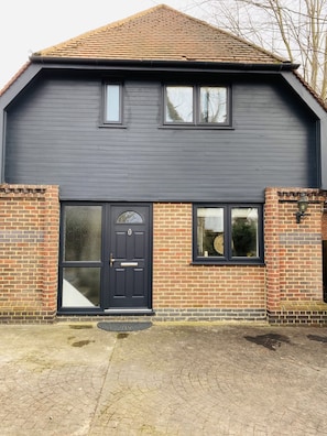 Exterior detail - Cosy 2 bedroom detached home in Bromley with secure off-street parking (Bromley)