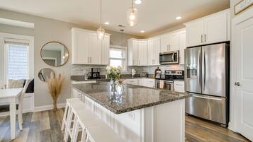 Fridge, microwave, stovetop, dishwasher
