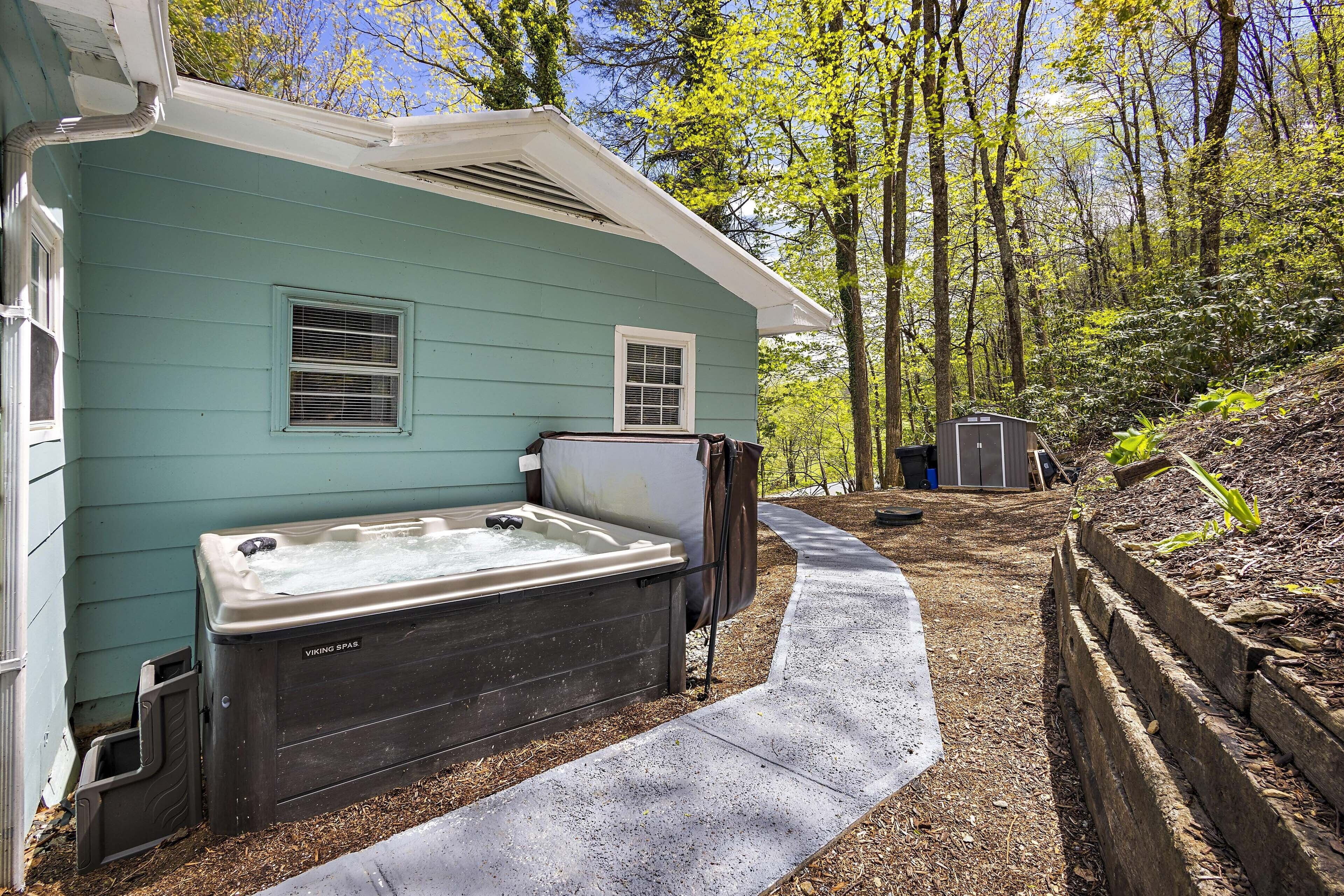 Boone Vacation Rental w/ Private Hot Tub & Deck