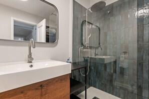 Free toiletries, hair dryer, towels, soap - The Estoril Coast Collection — Ocean (Estoril)