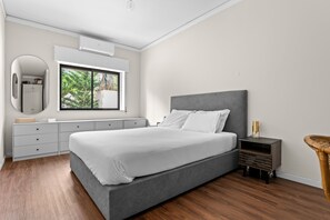 3 dormitorios, escritorio, tabla de planchar con plancha y cuna de viaje