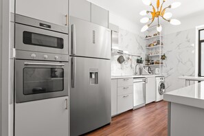 Frigorífico, microondas, horno y placa de cocina