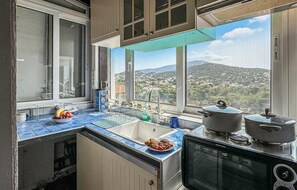 Kylskåp, spishäll, diskmaskin och kaffe- och tebryggare