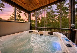 Outdoor spa tub - Secluded Luxury Retreat with EV Charger (Broken Bow)