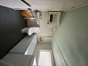 Haartrockner, Handtücher, Seife, Shampoo