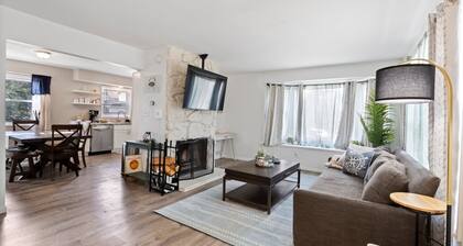 MKE River 3-LVL Townhouse 3BR+1.5BA with Parking for 2 Vehicles