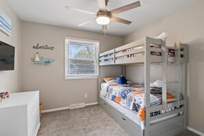 3 bedrooms, desk, free WiFi, bed sheets