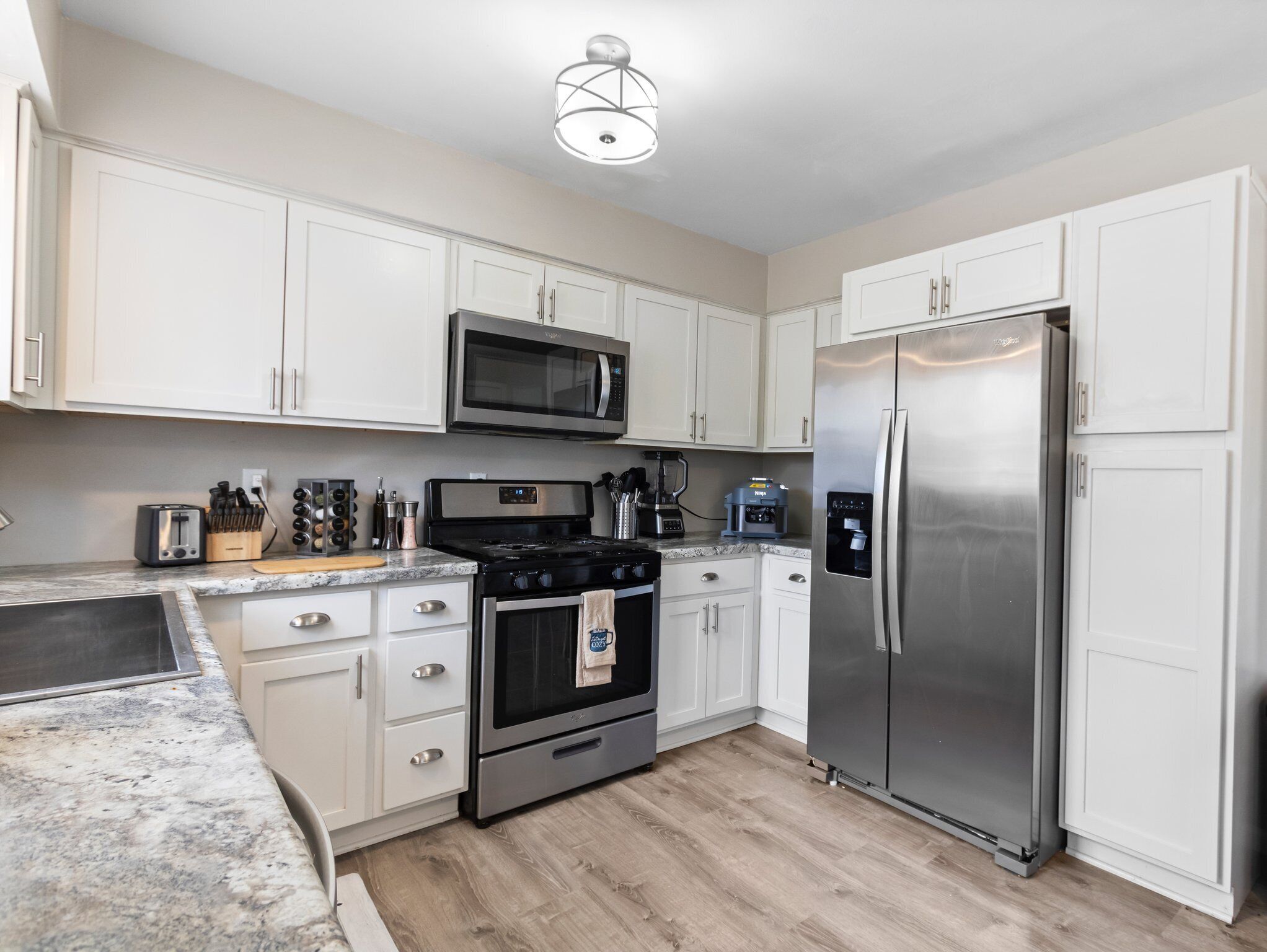 3-LVL Townhouse in Glendale w/ Game room Overlooking MKE River