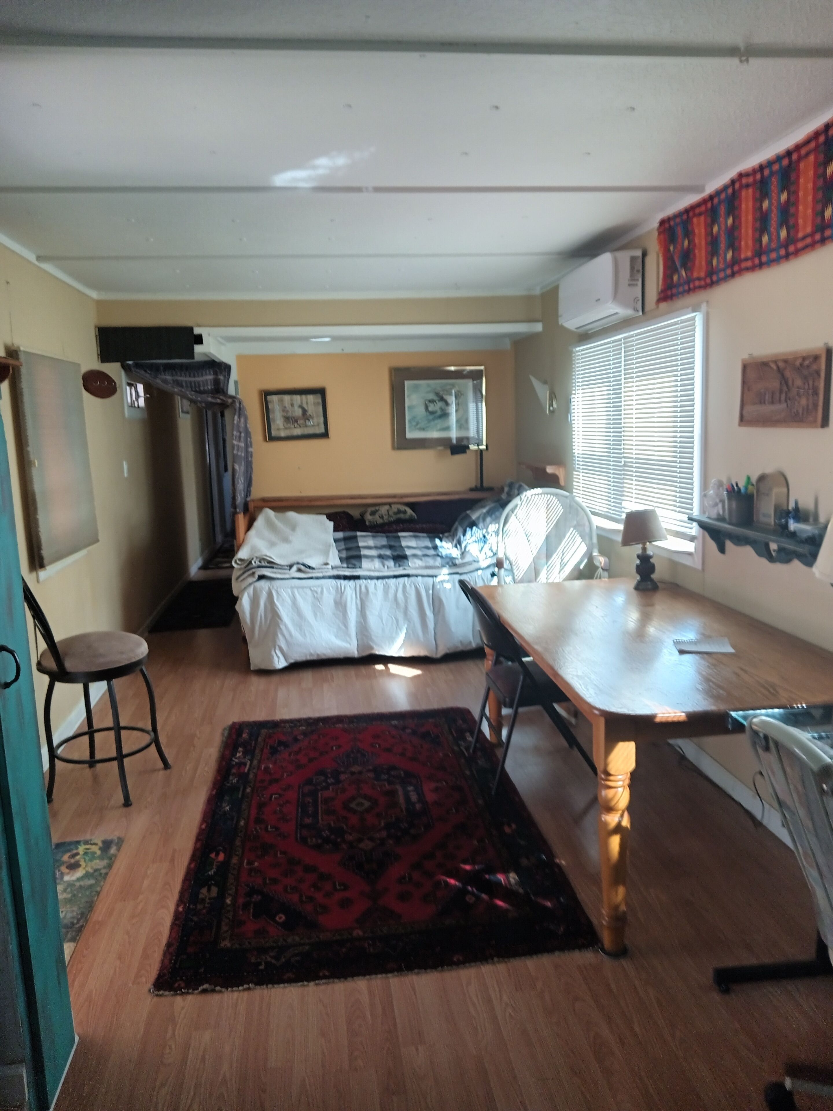 COMFORTABLE - QUIET - COZY VACATION RETREAT - MINUTES FROM THE LAKE