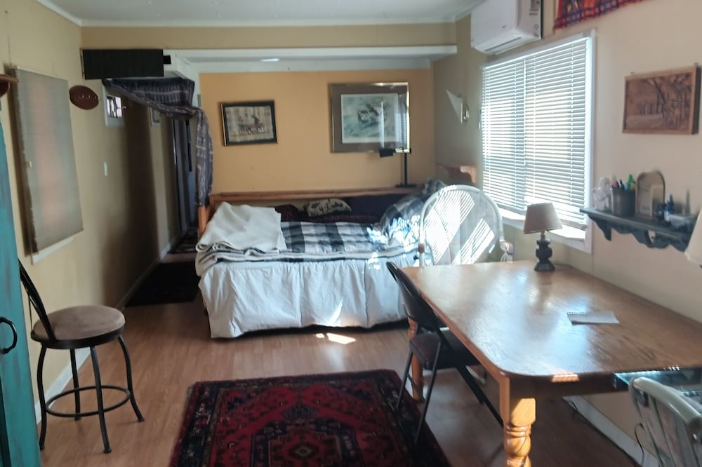 COMFORTABLE - QUIET - COZY VACATION RETREAT - MINUTES FROM THE LAKE