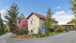 A building with a stone wall and a parking sign.