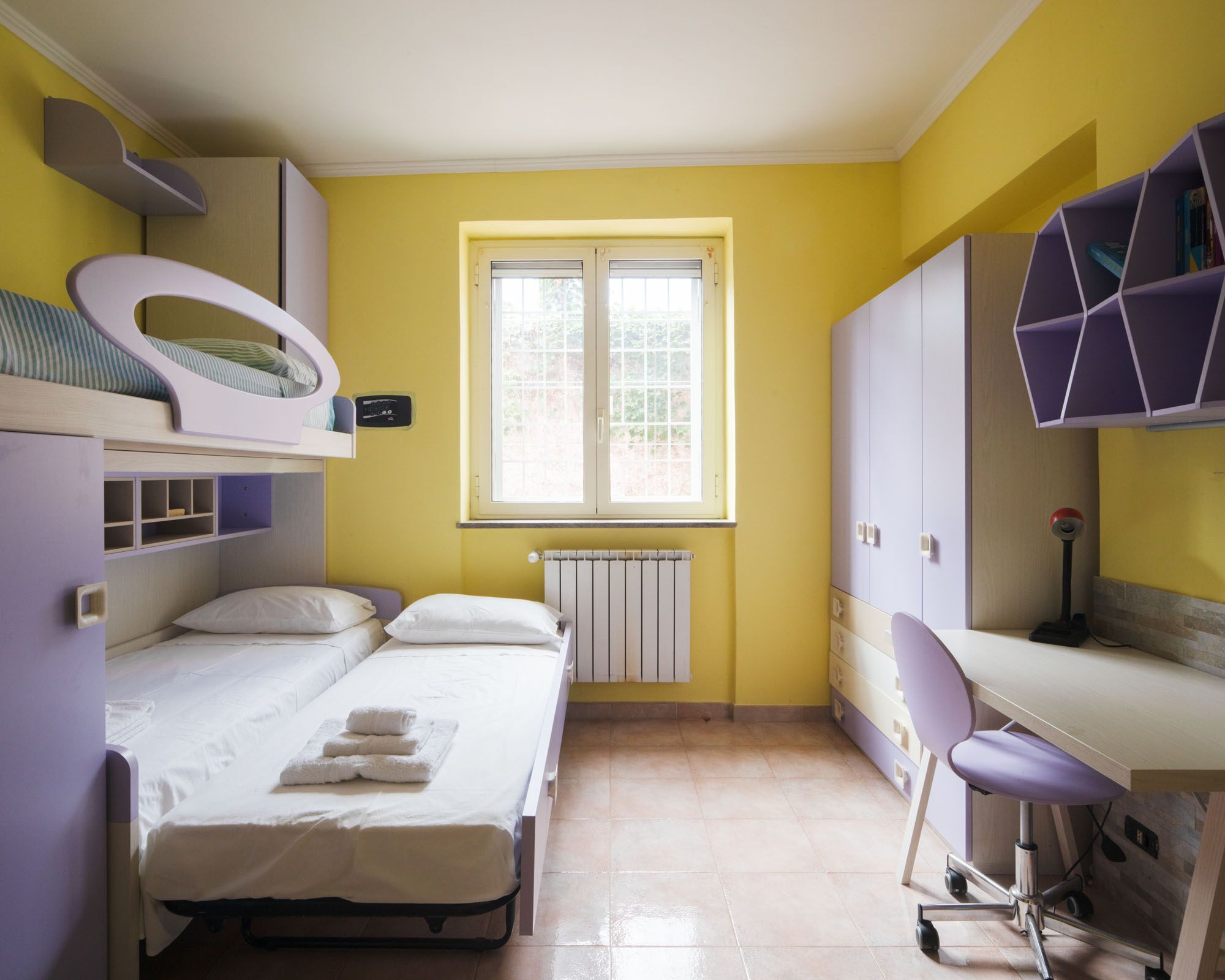 3 多间卧室、客房内保险箱、办公桌、熨斗/熨衣板