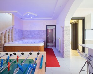 Interior - VILLA ENNIO ENTIRE VILLA WITH PRIVATE POOL JACUZZI SAUNA 10 MINUTES FROM ROME (Ciampino)