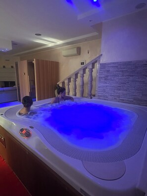 Interior - VILLA ENNIO ENTIRE VILLA WITH PRIVATE POOL JACUZZI SAUNA 10 MINUTES FROM ROME (Ciampino)